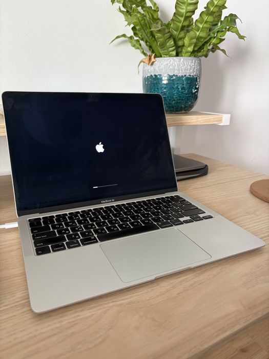 MacBook Air 2020 13" | i5 Quad-Core | 8GB RAM | 256GB SSD | Parede