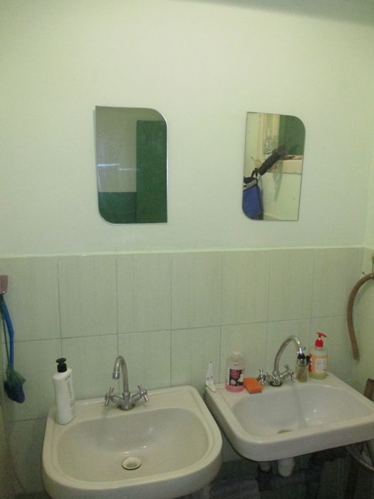 Кімната в гуртожитку.Дружба.Комунальні лише світло.