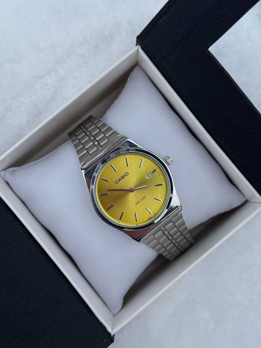 Класичний сталевий годинник з календарем