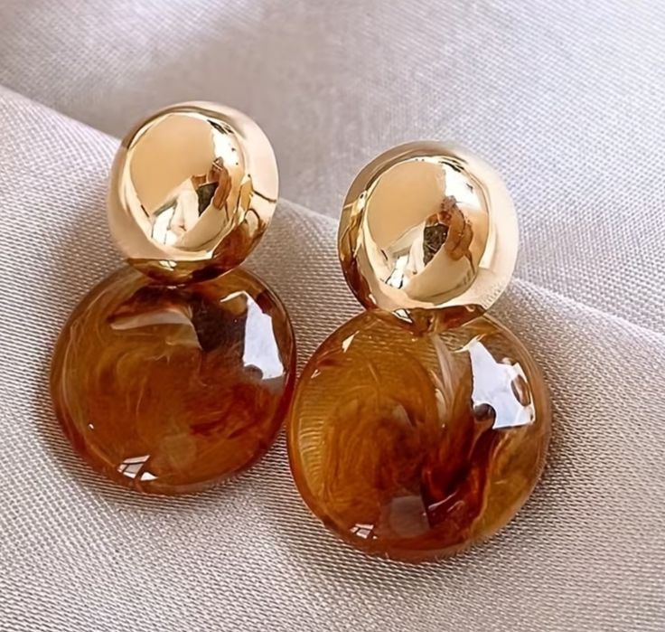 Brincos com âmbar e banho de ouro