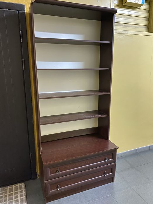 Дерев'яний книжковий стелаж із двома нижніми шухлядами