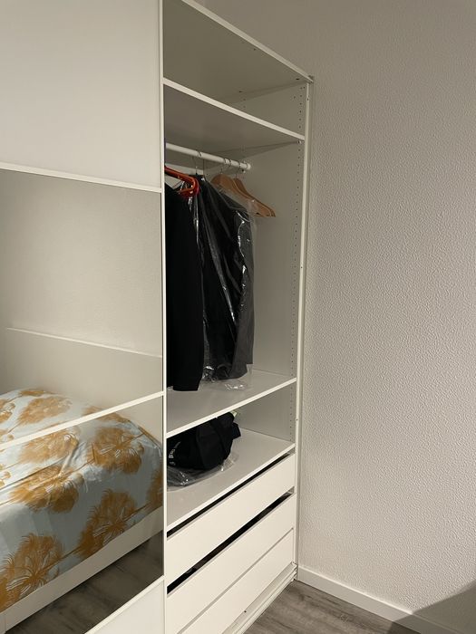 Roupeiro PAX com portas em paineis AURI