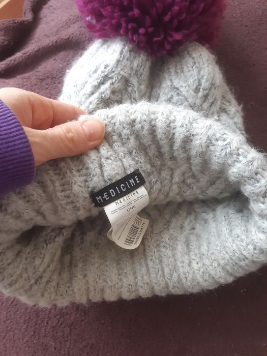 Szara czapka damska Medicine z pomponem