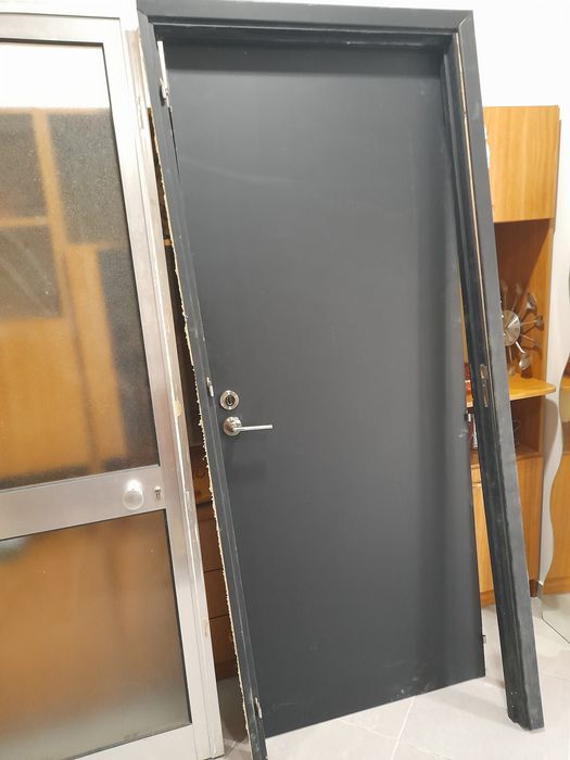 Porta  de madeira e de alumínio