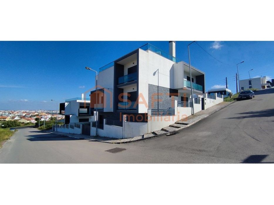 Moradia Nova Isolada com Piscina