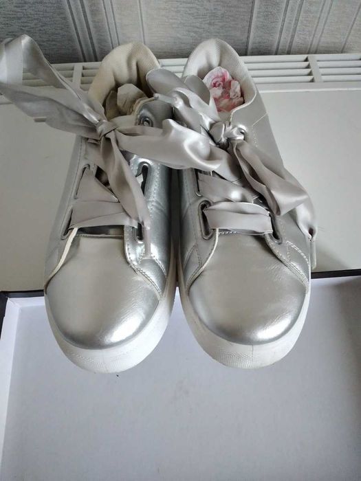 Женские кроссы р.39