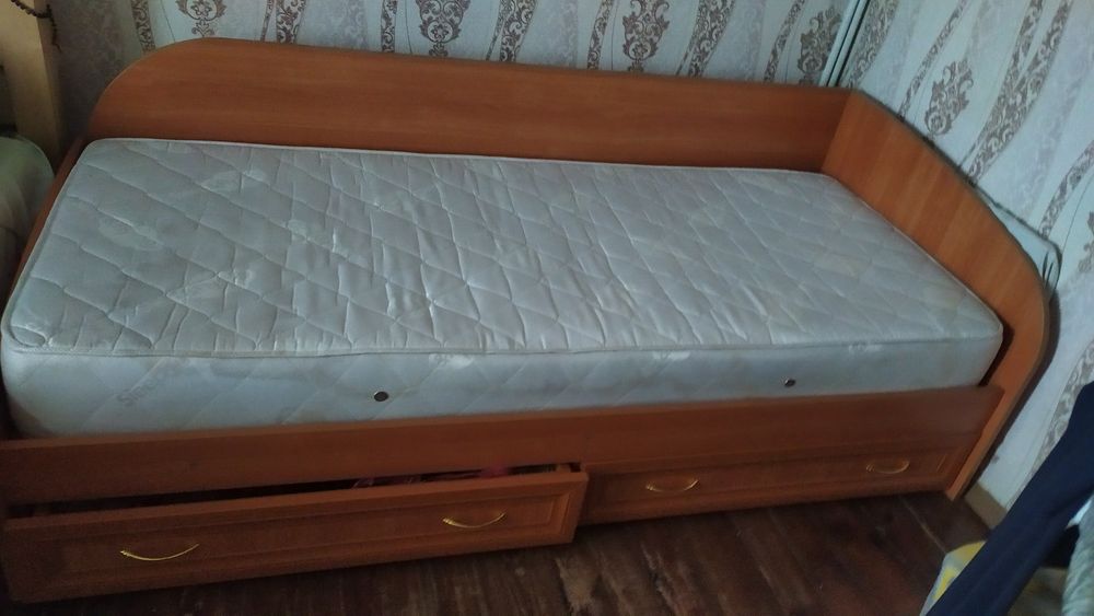 Матрац одномісний б/у у гарному стані.