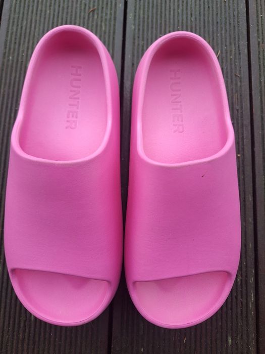 Klapki, trepy, chodaki firmy Hunter