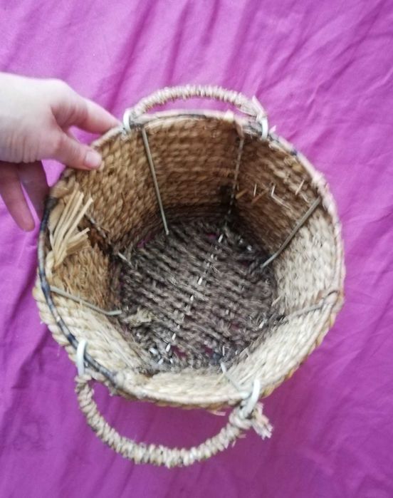 kosz pleciony z trawy z uszami boho na stelażu 21x15x19 osłonka