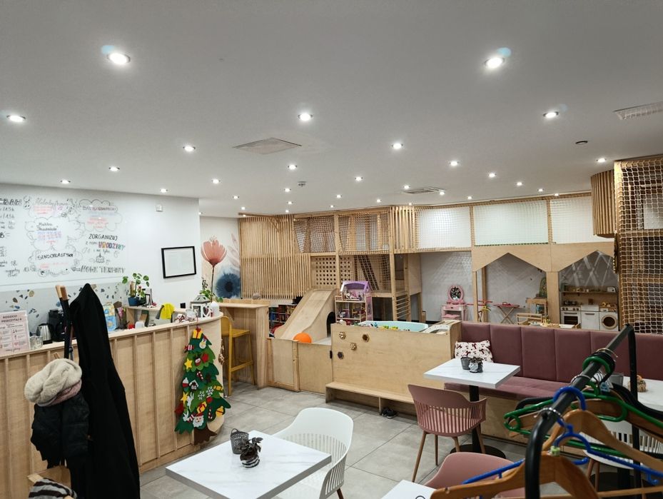 Kawiarnia z salą zabaw w typie Montessorii