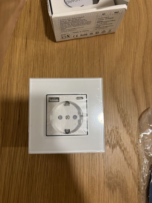 Tomada com USB e USB-C