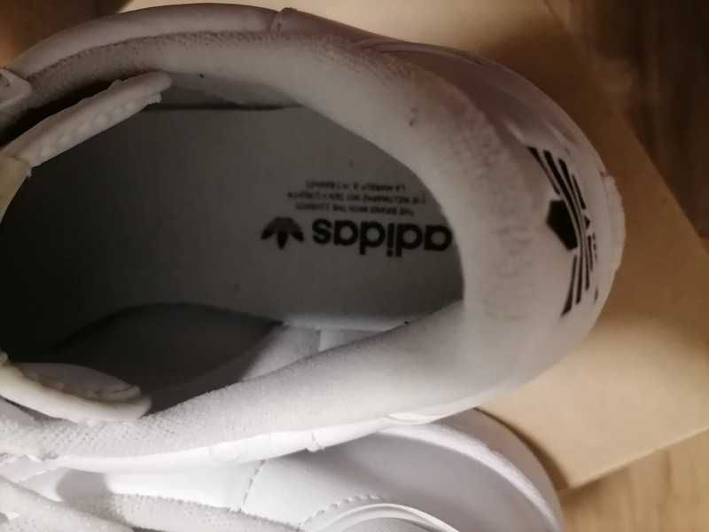 Ténis Adidas Continental