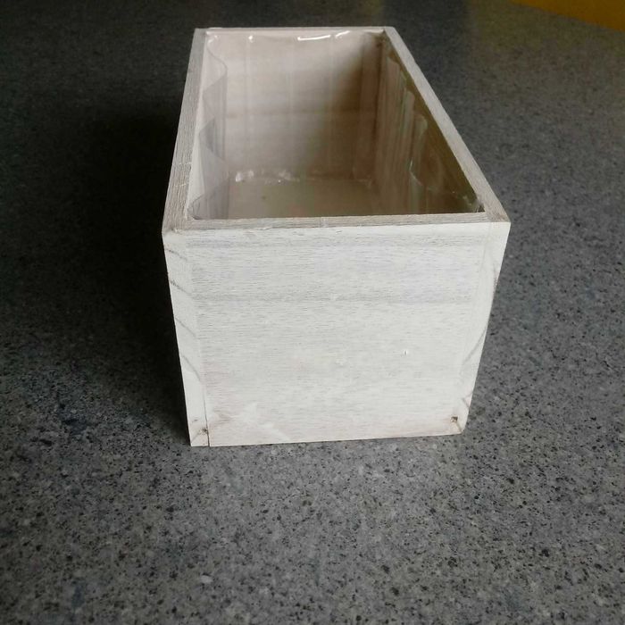 Drewniana osłonka, skrzynka z ozdobnym uchwytem