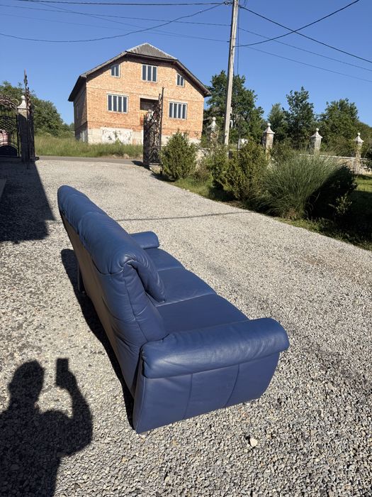Продам двомісний синій шкіряний диван