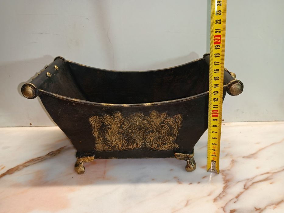 Vaso ou floreira decorativa de estilo antigo, feita de metal ferro fun