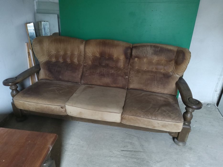 Шкіряний диван. Дубовий столик.