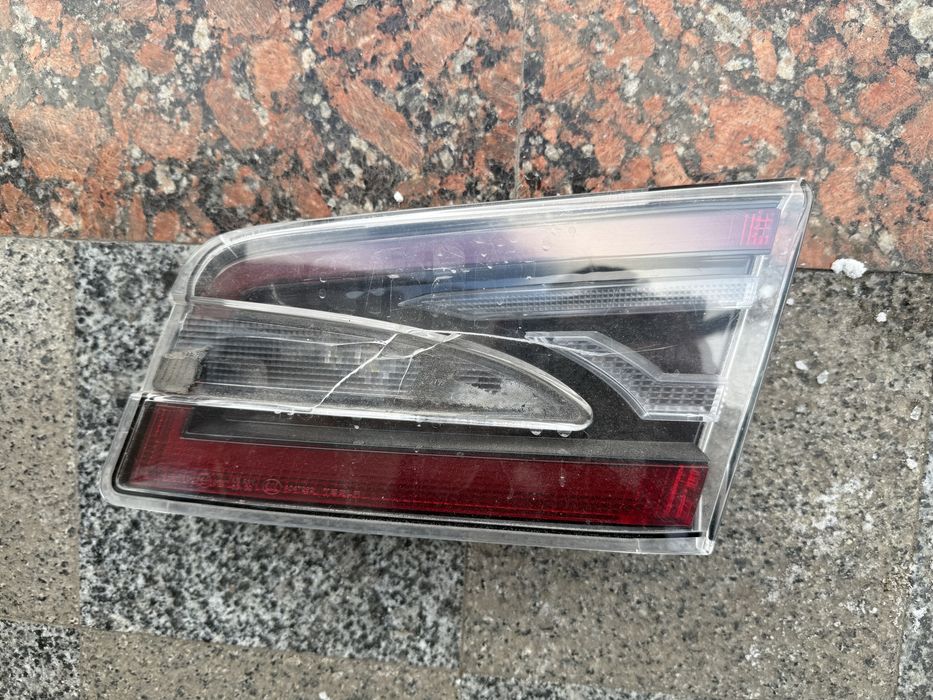 Задня права фара в кришку Tesla Model S 2012-2021