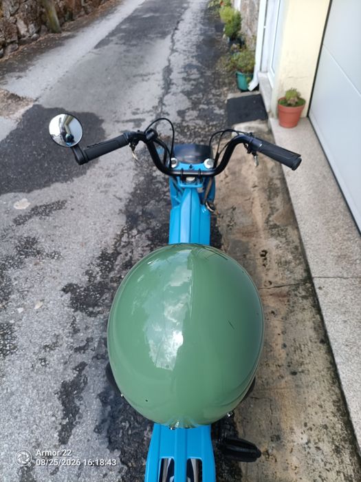 Mobilete motobecane toda restaurada sem nada a  fazer por gasolina e andar aos interessados contactar alguma dúvida disponha