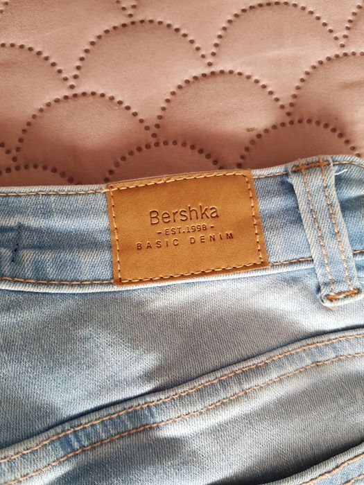 Jasne spodnie Bershka