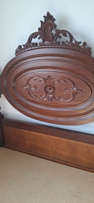 Cama de solteiro em madeira