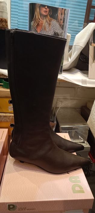 Botas em pele bicudas