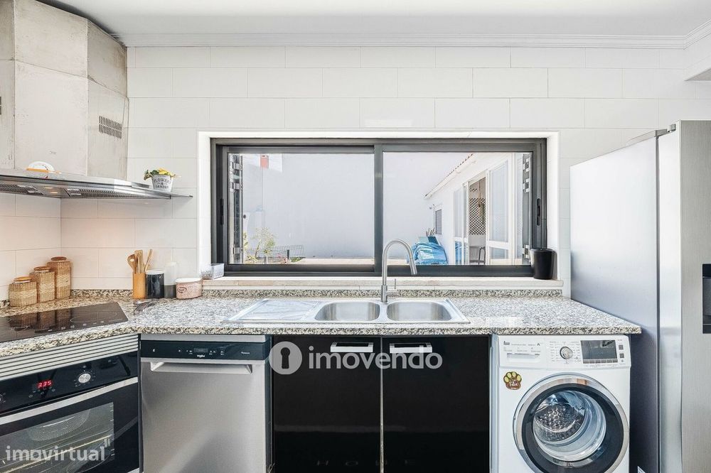 Moradia T3+1 de design moderno, com jardim, na Quinta do Anjo