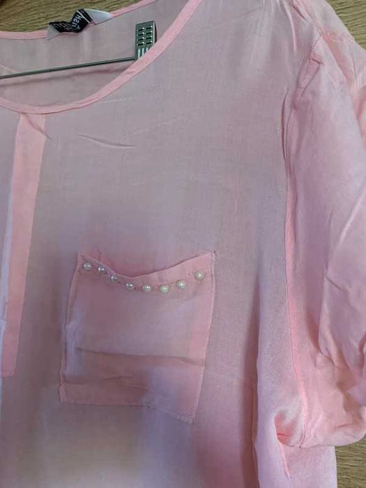 Różowa bluzka typu koszulowa z kieszeniami