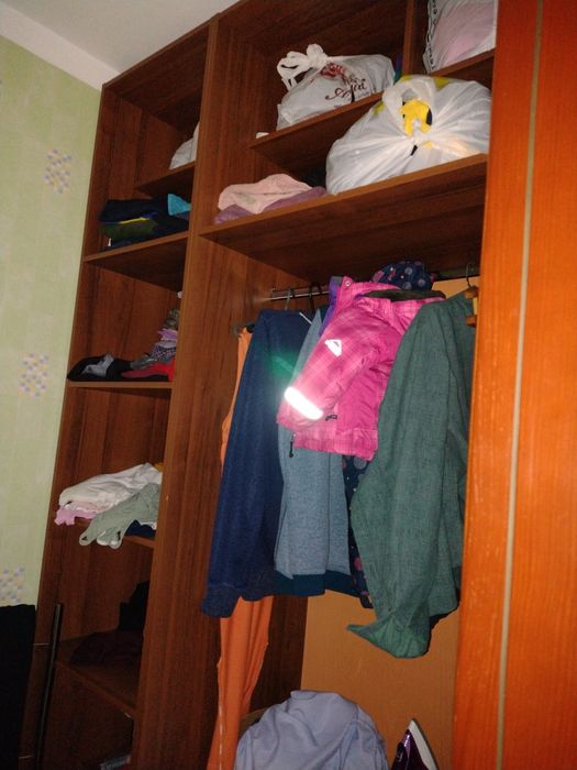 Шафа для одягу відкрита