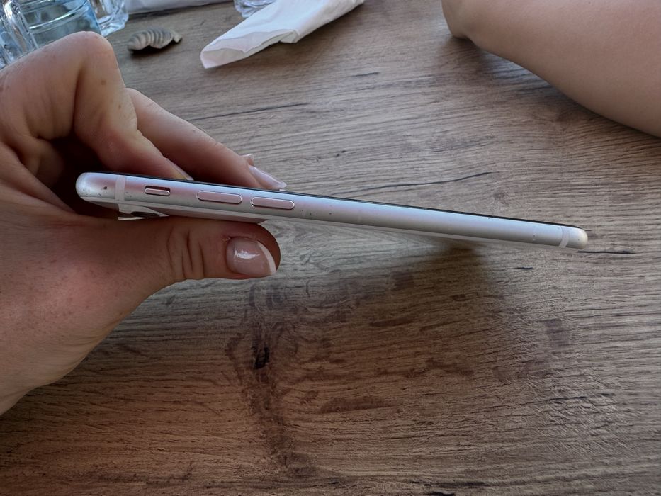 iPhone SE 2020 128 GB Branco – Funcional, com ecrã rachado
