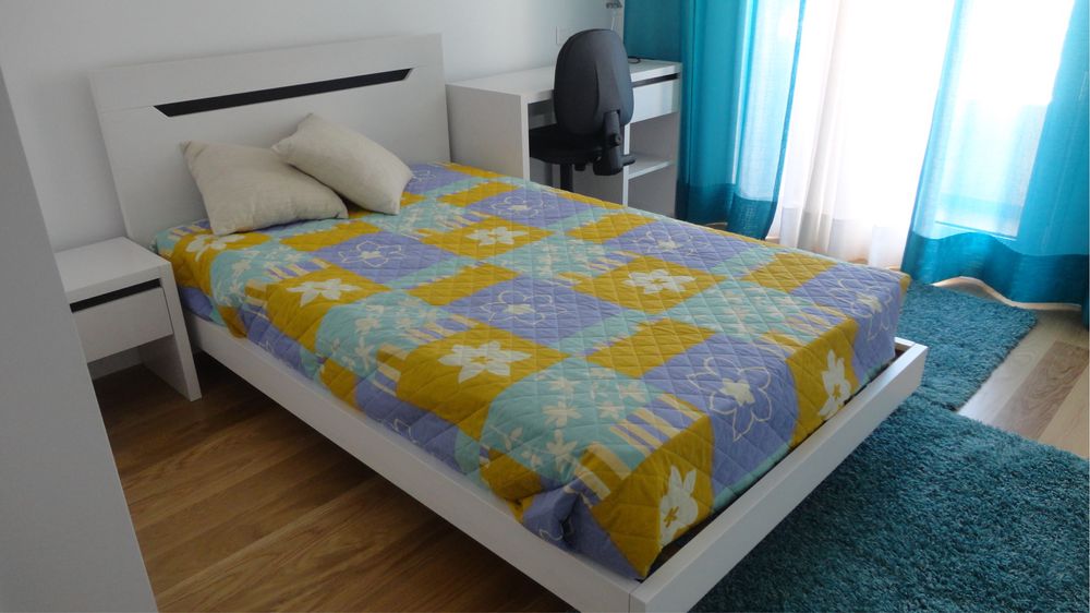 Cama + mesa cabeceira