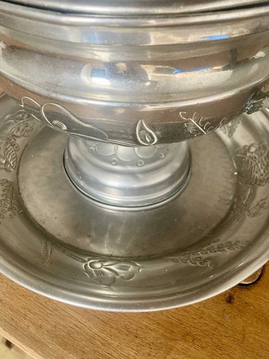 Conjunto Antigo em Estanho Trabalhado - Terrina e Travessa
