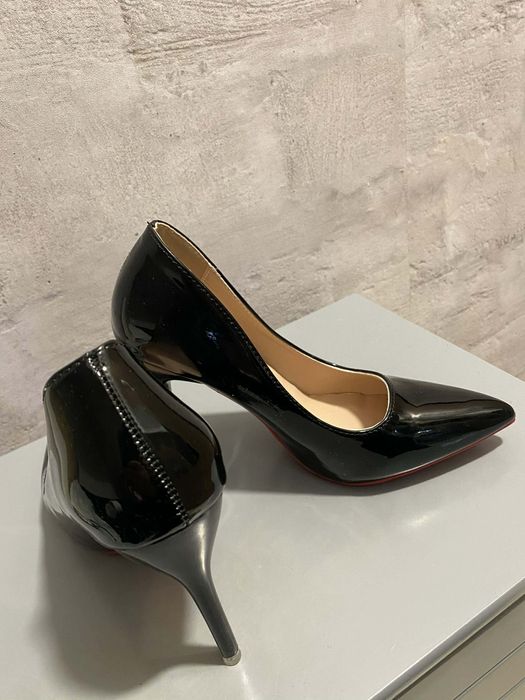 czarne szpilki lakierowane