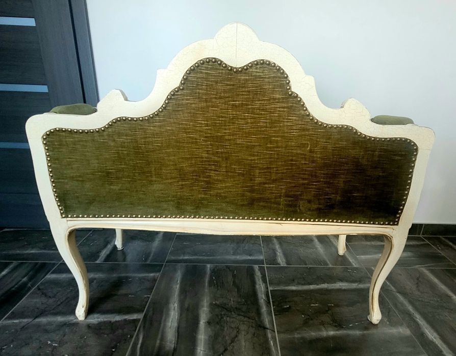 Mała sofa z podnóżkiem