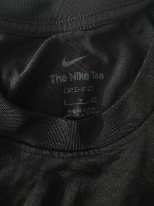 T-shirt desportiva Nike (Tamanho S)