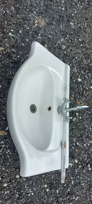 Zlew i szafka z lustrem