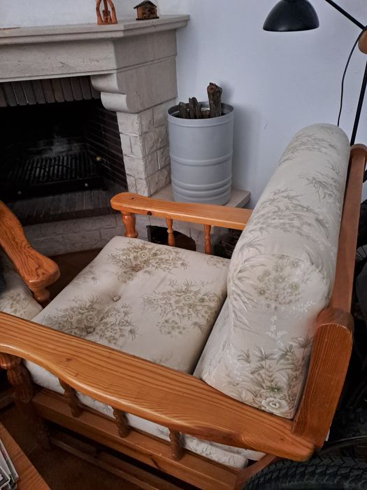 Conjunto de 4 sofás, 1 de 3 lugares que faz cama e 3 individuais