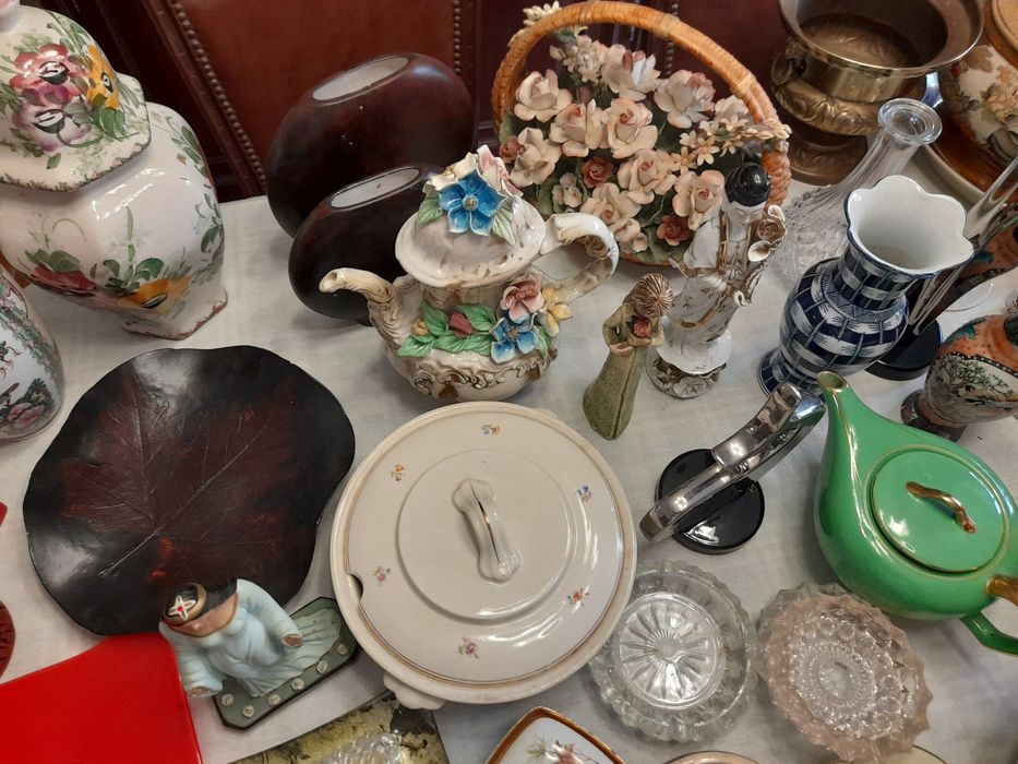 Vendo decoração variada, copos e pratos antigos
