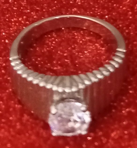 Bijuterias : Pregadeira , Anéis e Pulseiras