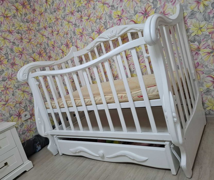 Дитяче ліжко в гарному старі , з маятником