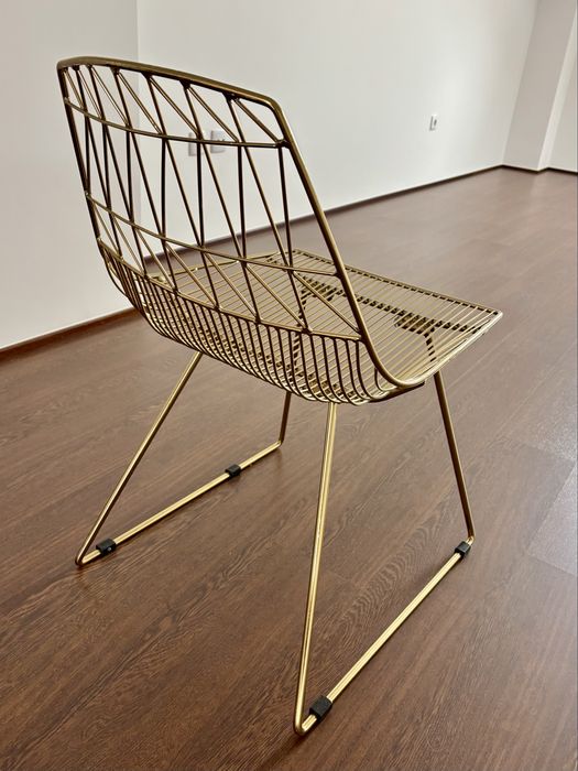 Cadeira em metal dourado