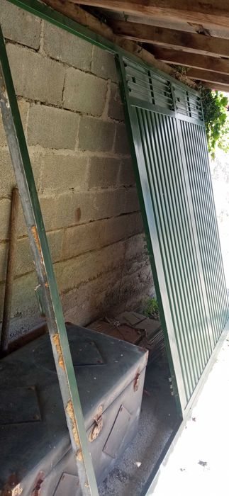 Portão de Garagem em excelente estado de conservação