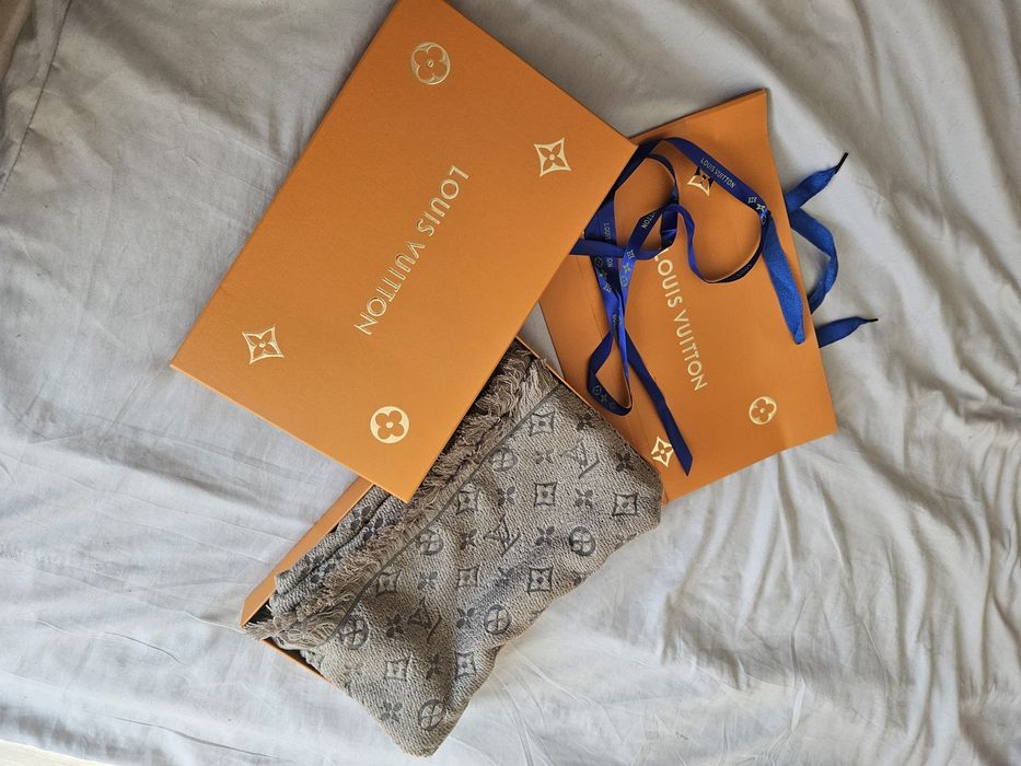 Piękny nowy szalik Louis Vuitton