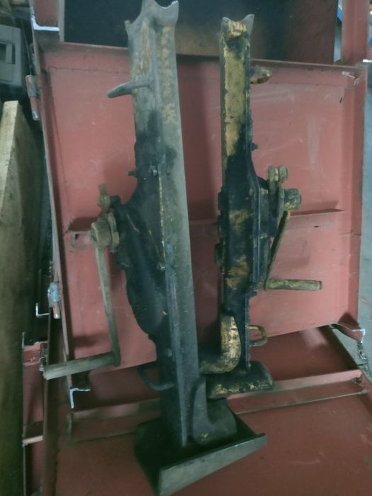 Podnośnik korbowy kolejowy