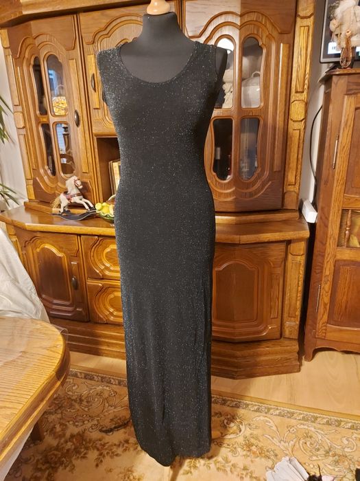 Połyskliwa, opinająca suknia