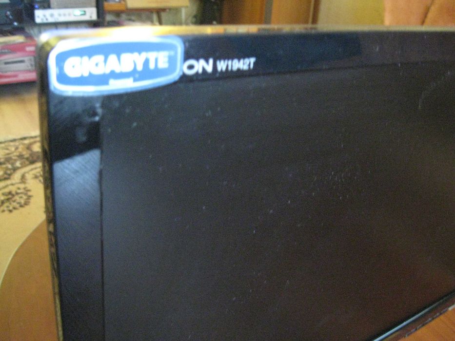 Монитор LG Flatron W1942T.