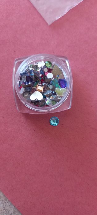 Cyrkonie do zdobienia paznokci 4 rodzaje