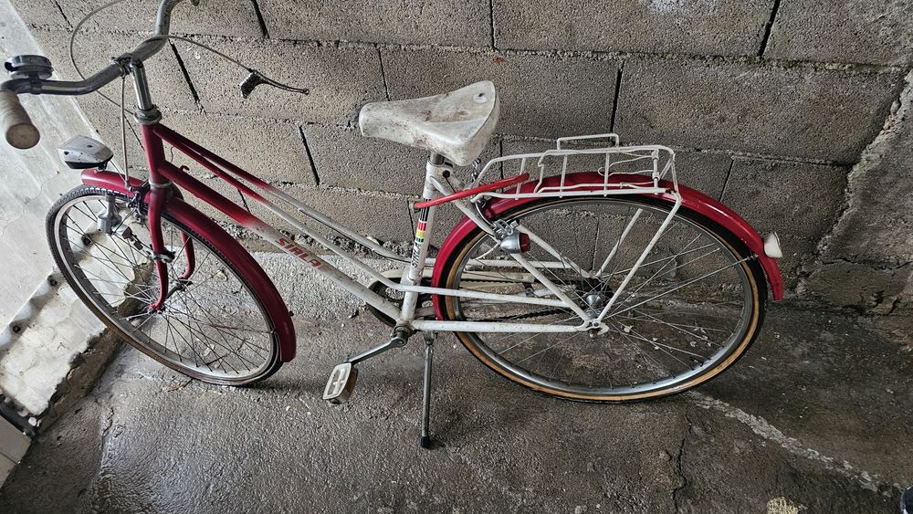 Vendo 3 bicicletas antigas  preço por cada uma negociavel