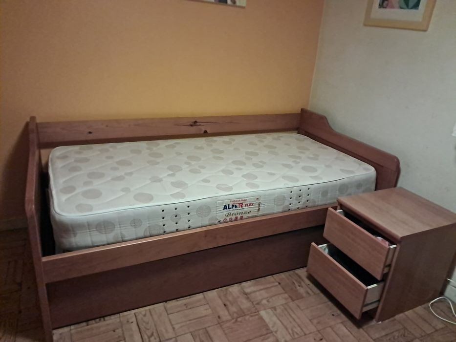 Cama com gaveta e respetivos coleções e mesa de cabeceira