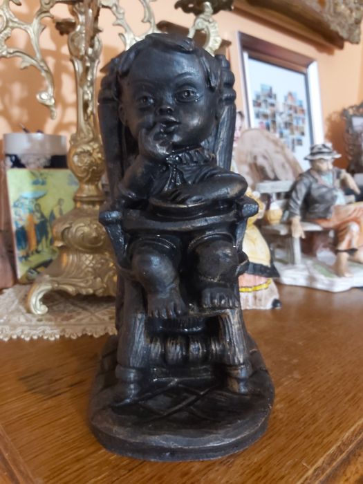 Holenderska figurka chłopca z alabastru. XXw.