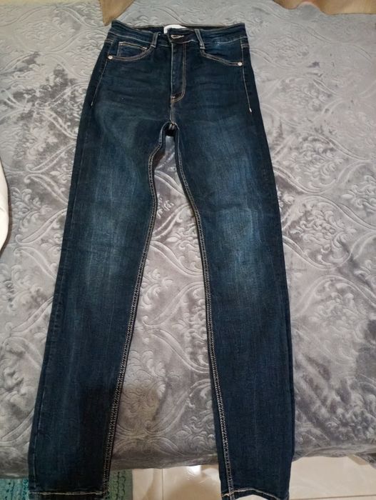 Calças em ganga azul